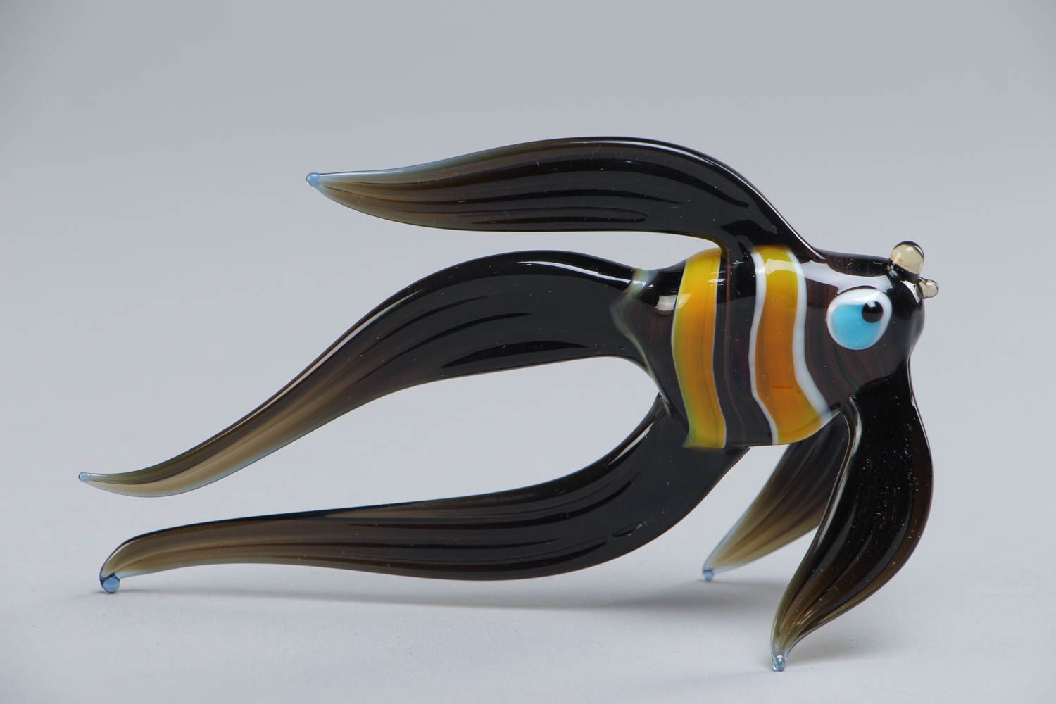 Стеклянная рыбка в технике лэмпворк фигурка ручной работы авторская черная фото 2