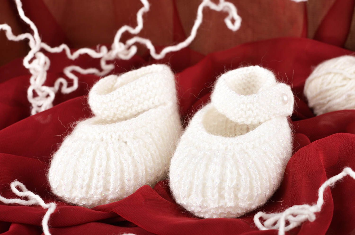 Chaussons au crochet faits main Chaussures bébé blancs jolis Vêtement bébé photo 1