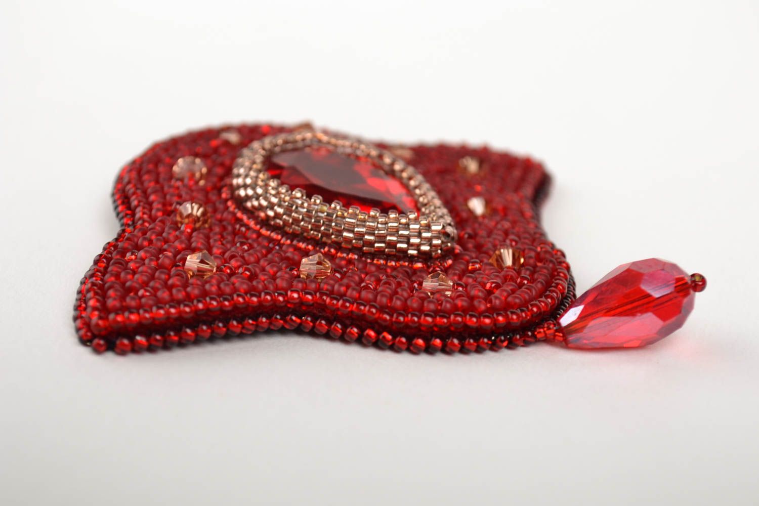 Красная брошь ручной работы брошь из бисера с кристаллом женская брошь фото 3