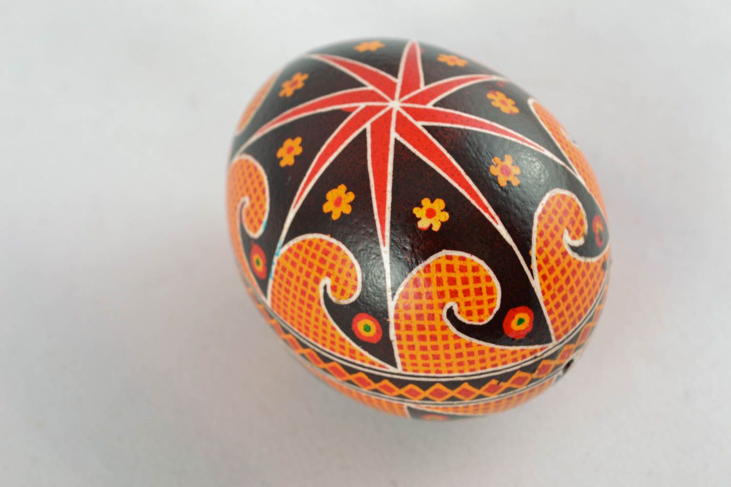 Расписное пасхальное яйцо со славянскими символами  фото 2