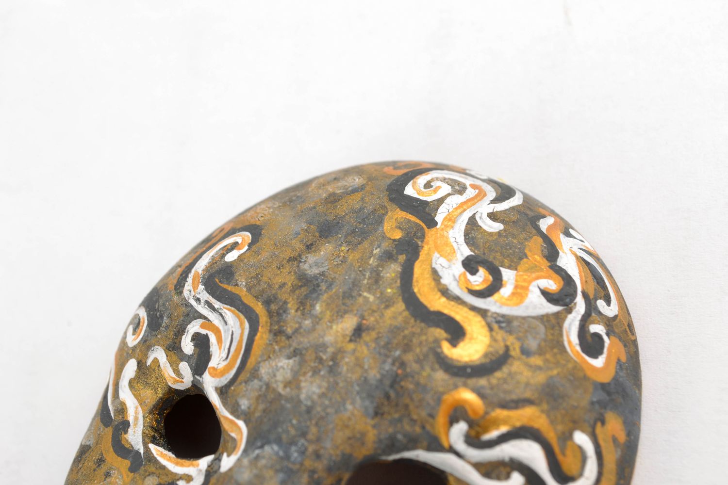 Карнавальная маска сувенирная с петелькой дымчато-золотая фото 4