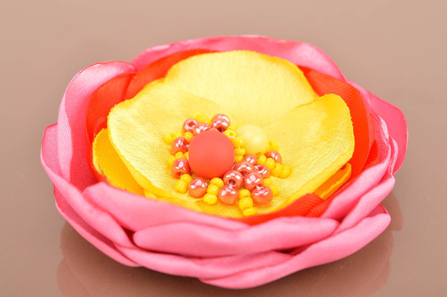 Яркая шифоновая заколка в виде цветка ручной работы красивая с бисером фото 2