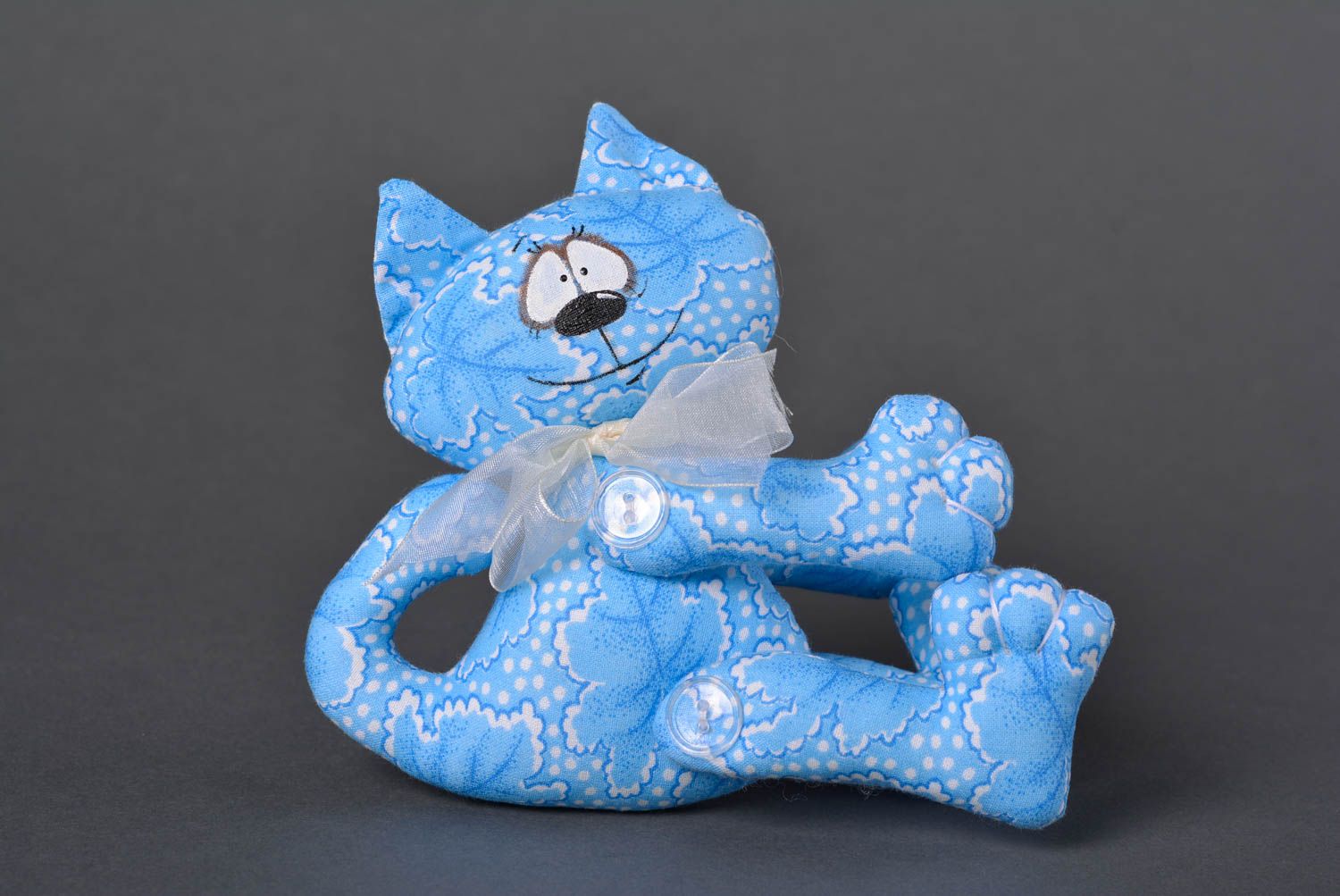 Игрушка ручной работы интерьерная игрушка декор для дома в виде кота голубая фото 1