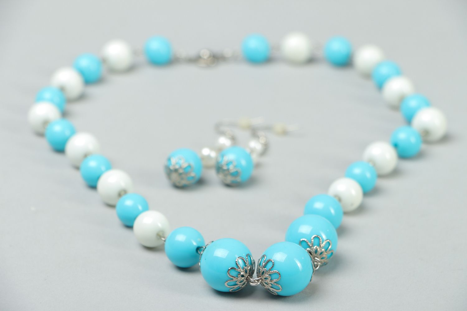 Set of jewelry made of white and blue beads photo 3