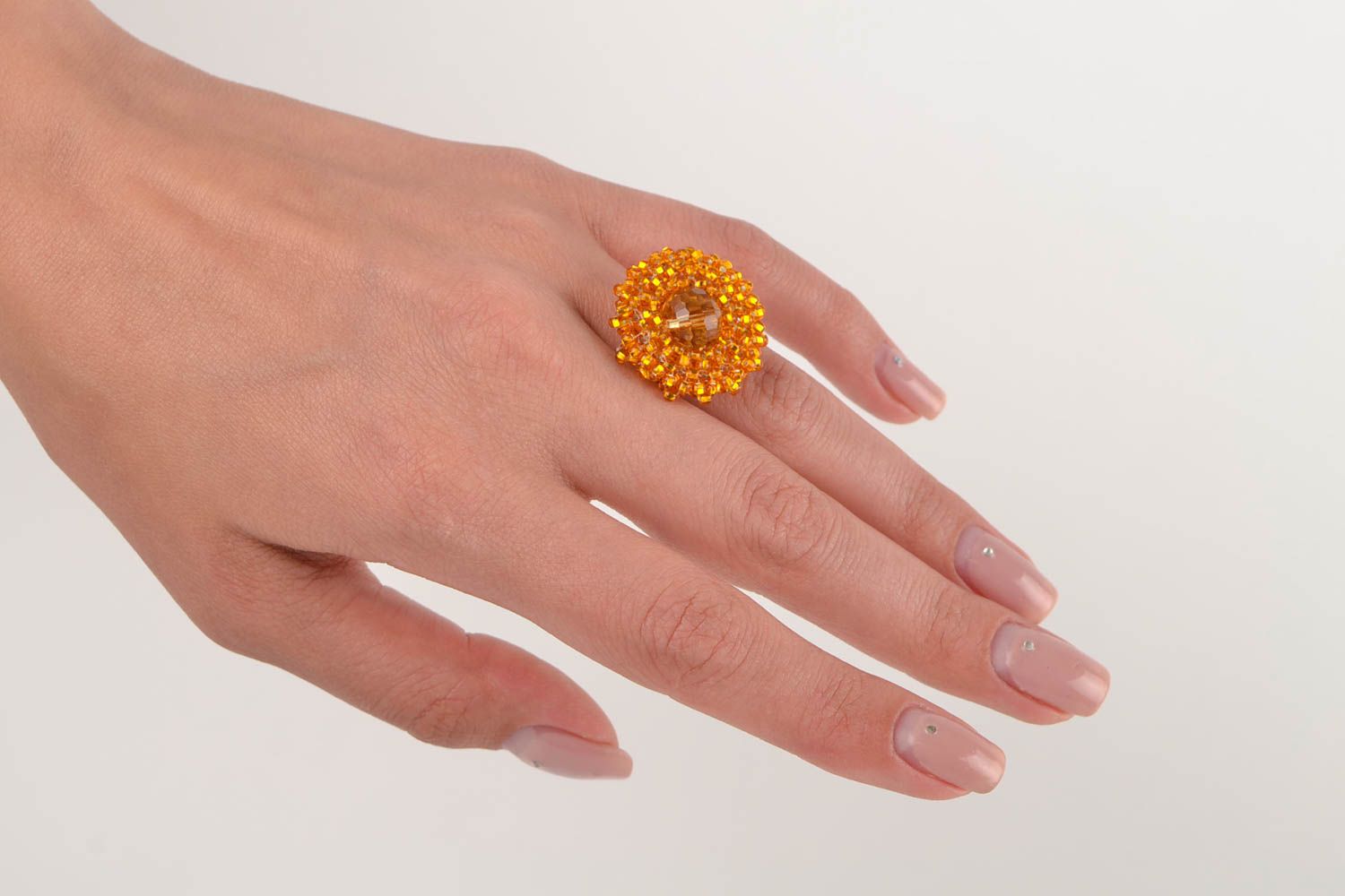 Bague perles de rocaille Bijou fait main Cadeau original jaune tissée grande photo 1