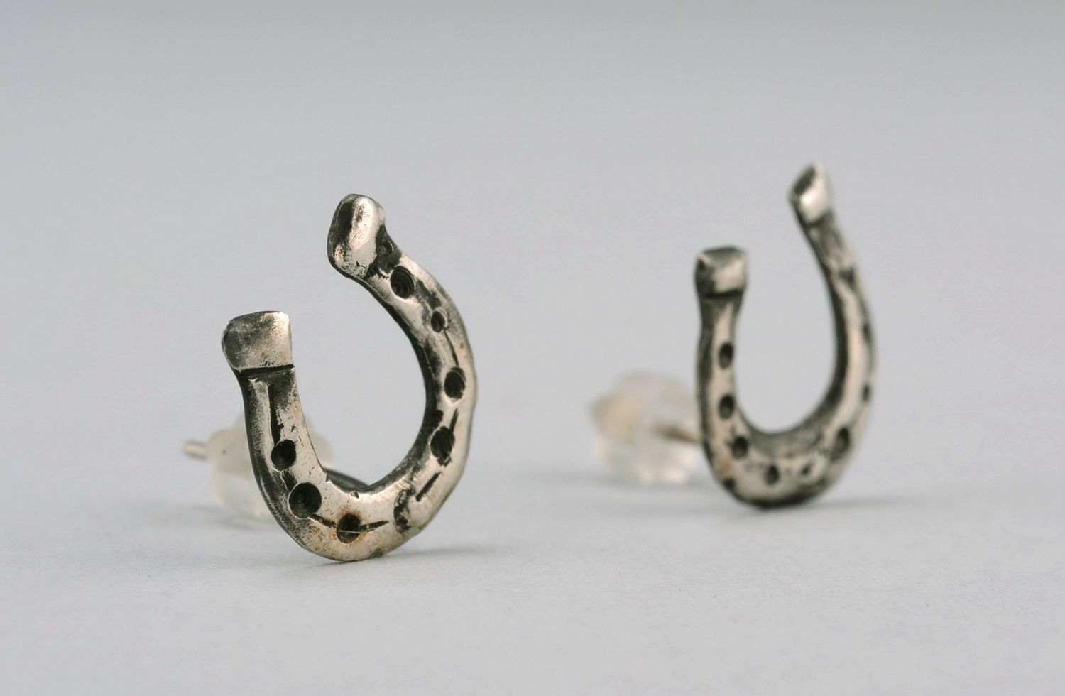 Handgemachte Ohrringe aus Metall  „Hufeisen“ foto 2