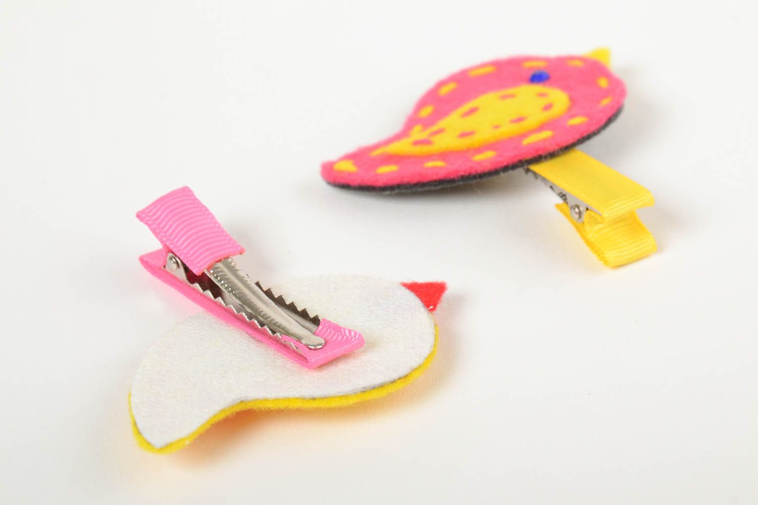 Pinzas para el pelo infantiles artesanales con forma de pajaritos 2 piezas rosada y amarilla  foto 3