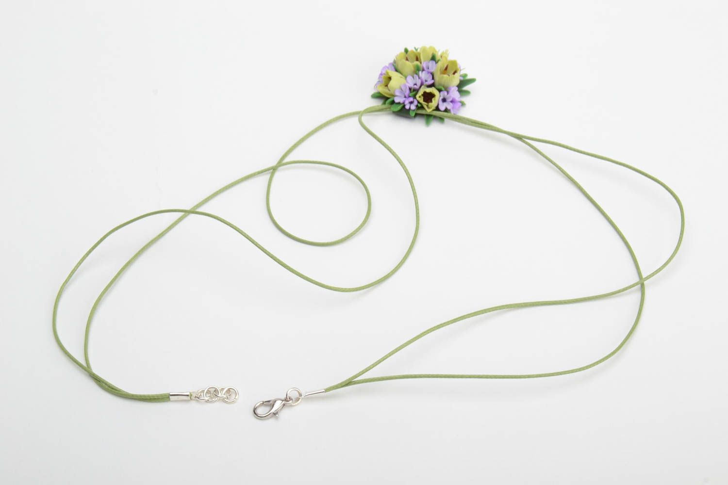 Colgante artesanal hecho a mano de arcilla polimérica con flores en cordón foto 4