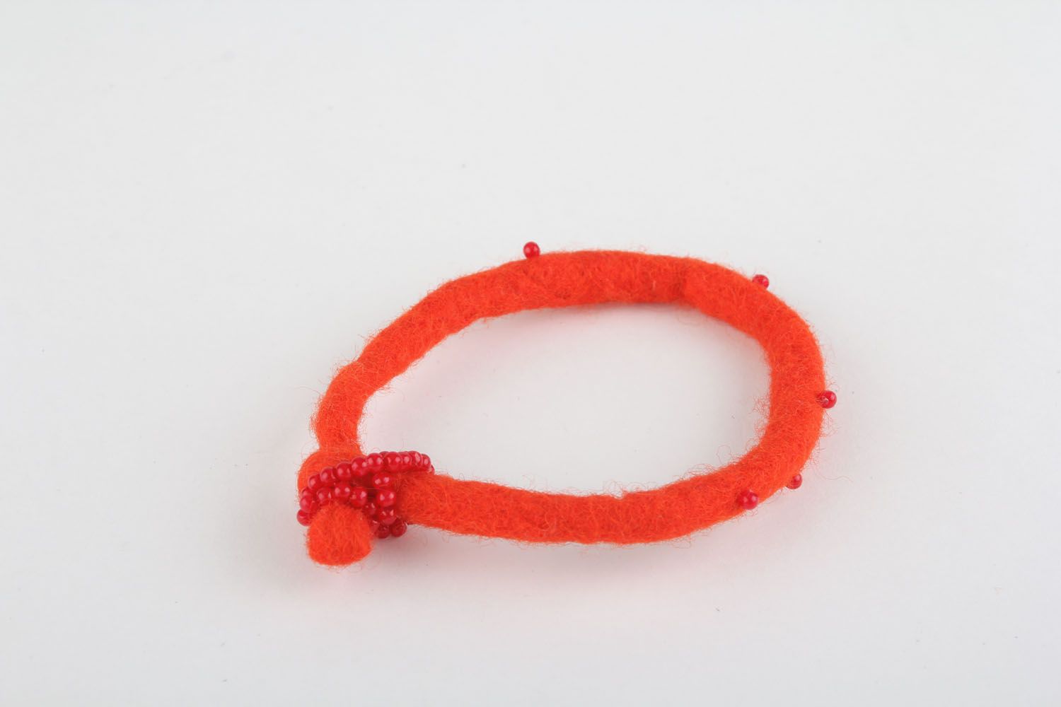 Bracelete vermelho de lã feito à mão  foto 3