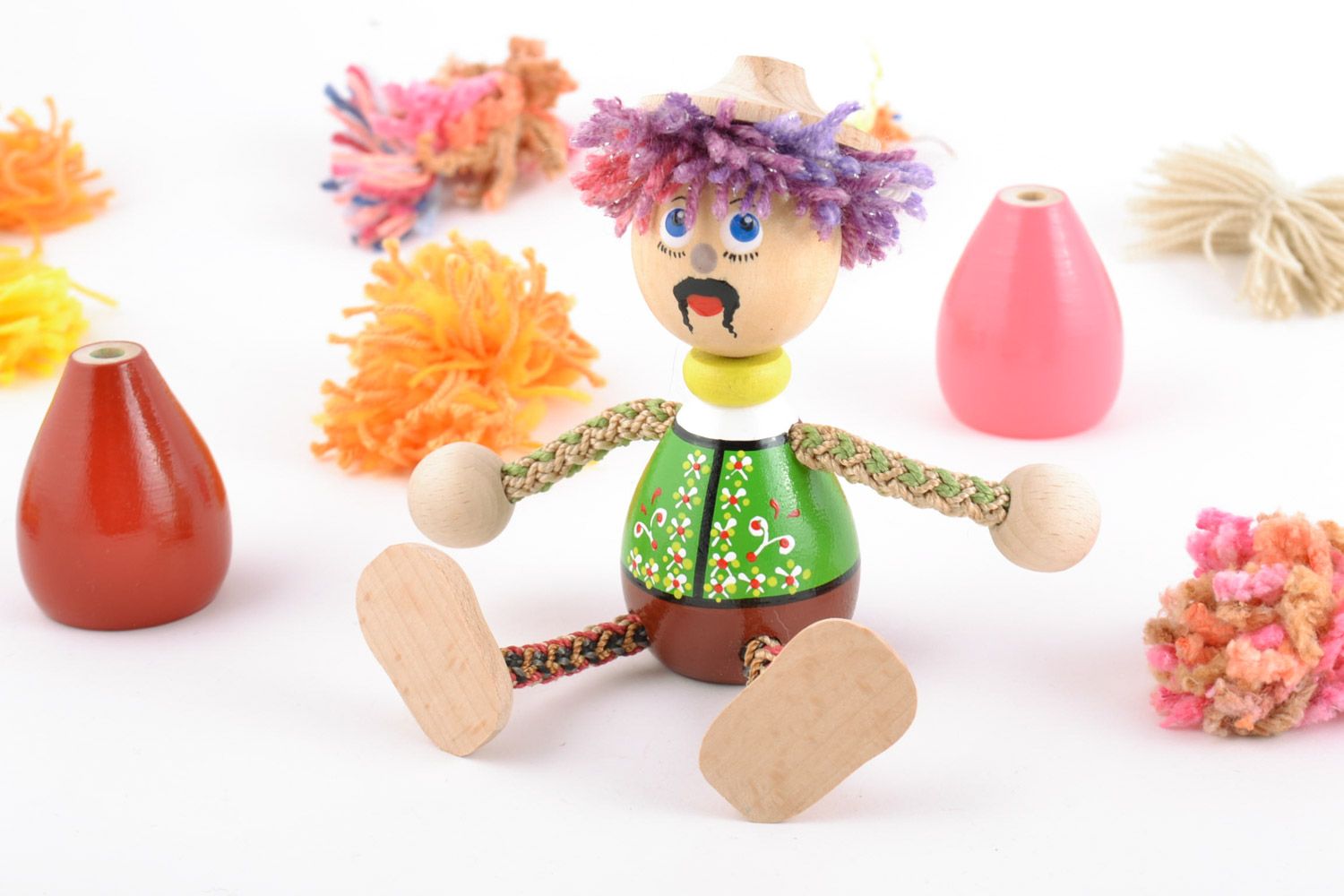 Schönes bemaltes handmade Spielzeug aus Holz Kosak mit Hut foto 1