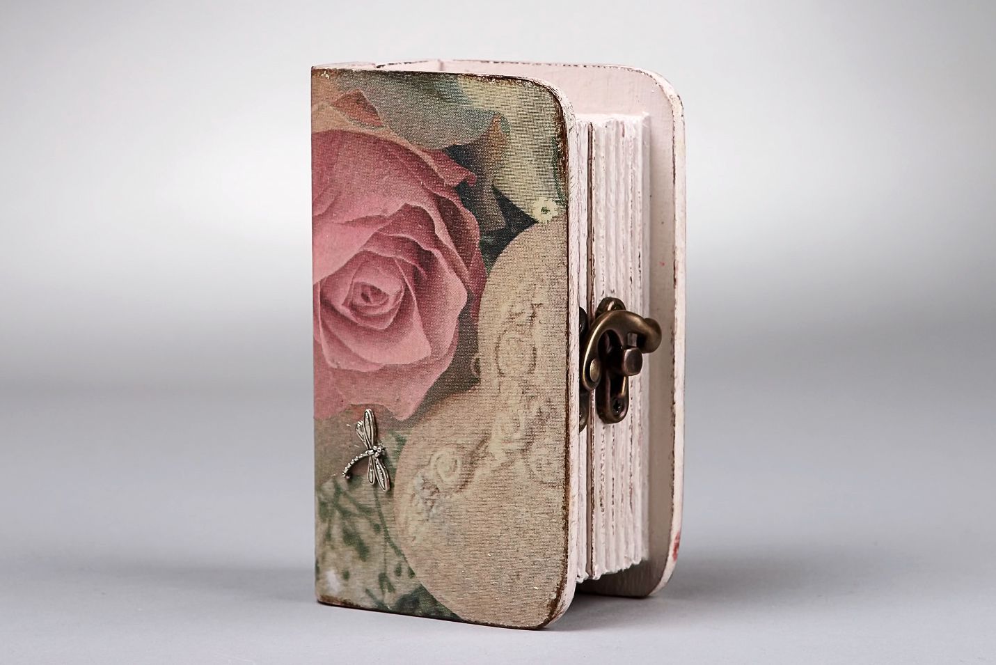 Boîte en bois en forme de livre photo 1