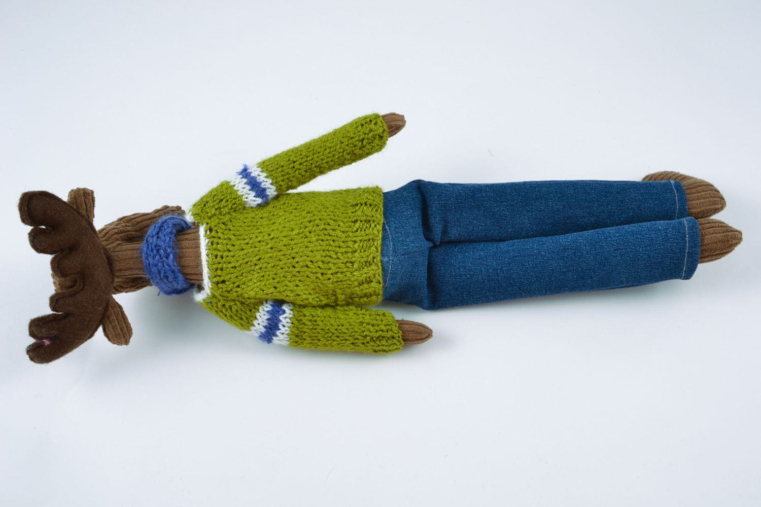 Jouet mou en tissu Élan en pull vert et écharpe bleue tricotés fait main photo 5