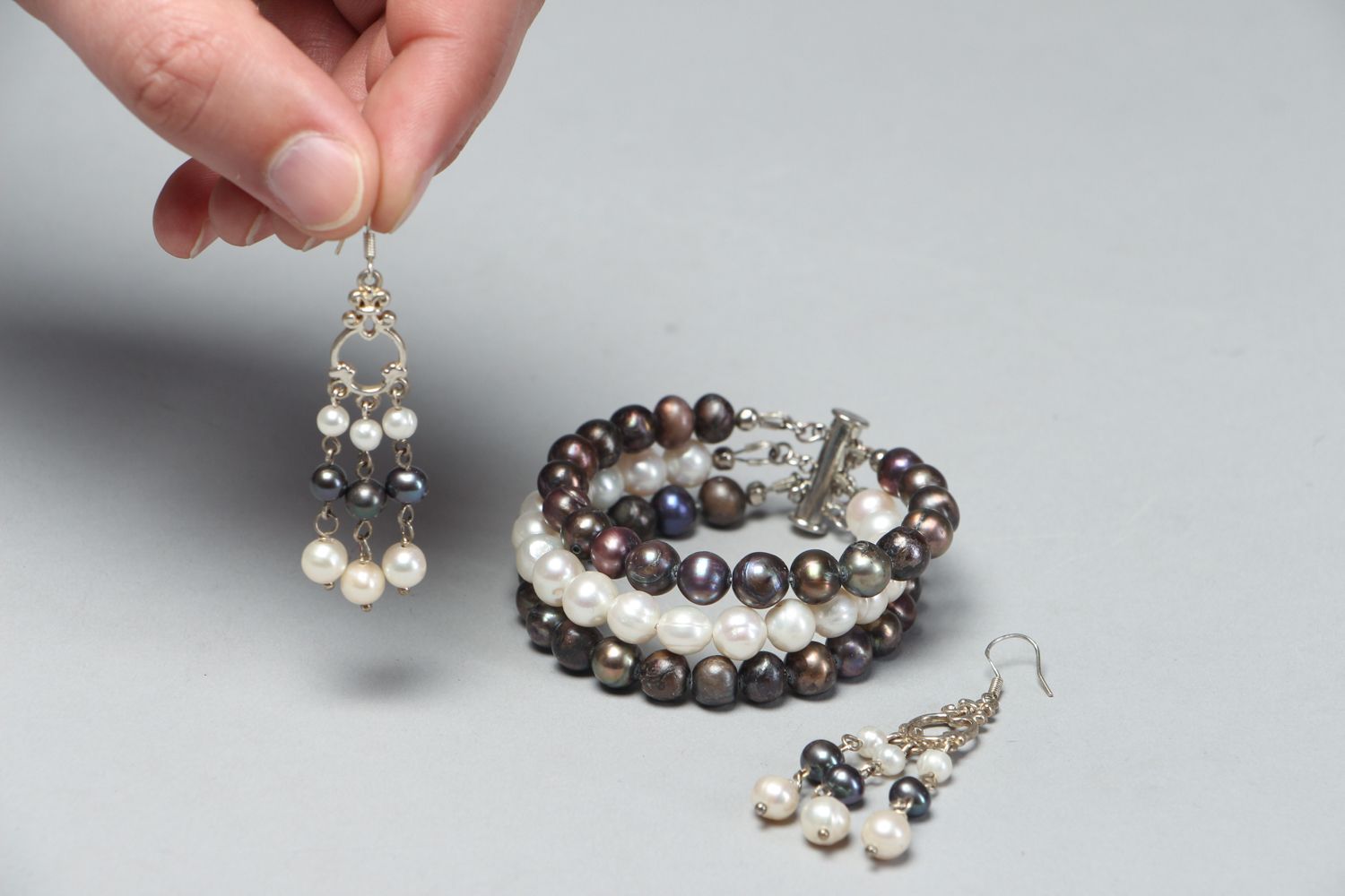 Boucles d'oreilles et bracelet artisanaux de perles naturelles noires et blanches photo 4