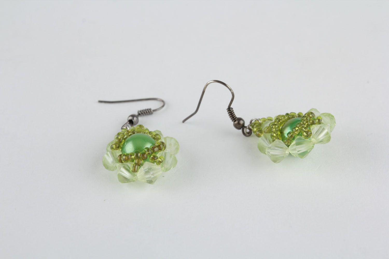 Lange grüne Ohrringe aus Glasperlen und Perlen  foto 2