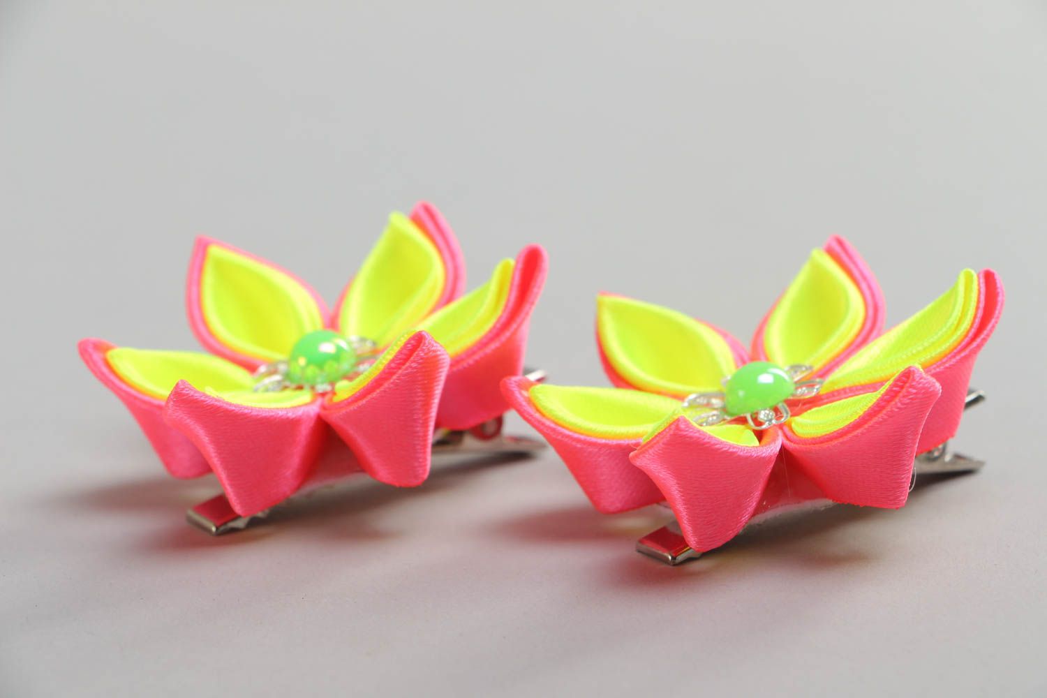 Set of bright handmade kanzashi flower hair clips for children 2 pieces photo 3