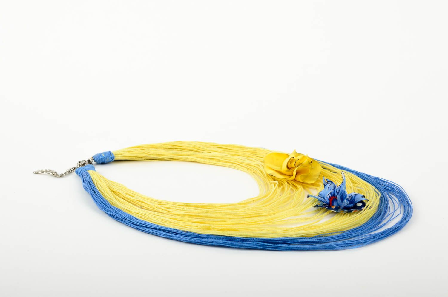 Collier textile Bijou fait main en fils bleu-jaune fleurs Cadeau pour femme photo 3