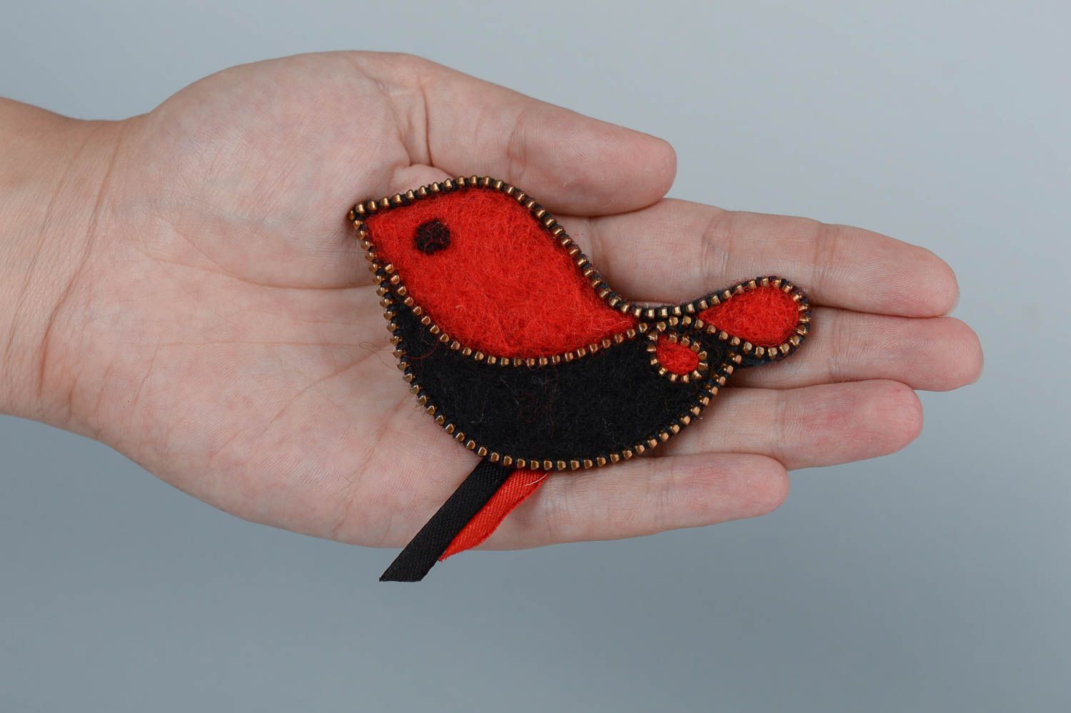 Broche oiseau noir rouge Bijou fait main Cadeau femme en laine feutrée originale photo 5