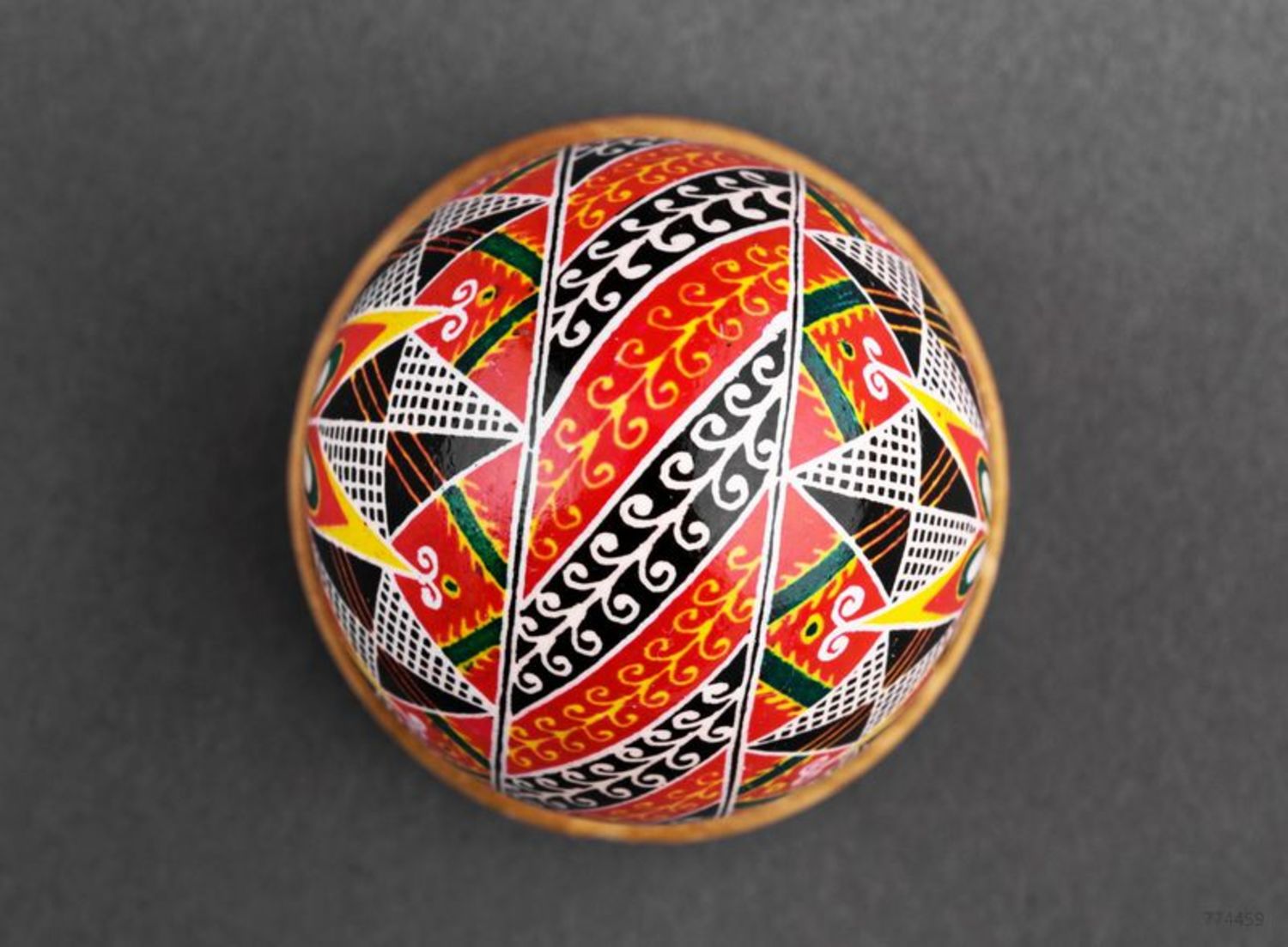 L'uovo decorativo fatto a mano L'uovo dipinto a mano L'uovo pasquale ucraino 
 foto 4