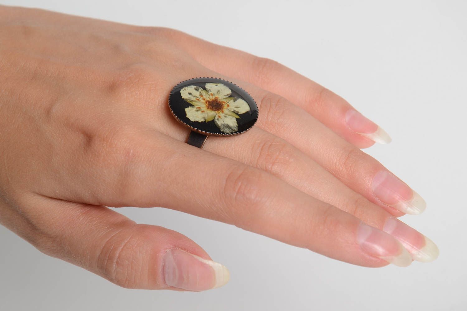 Кольцо ручной работы круглое кольцо с цветами кольцо из эпоксидной смолы модное фото 2