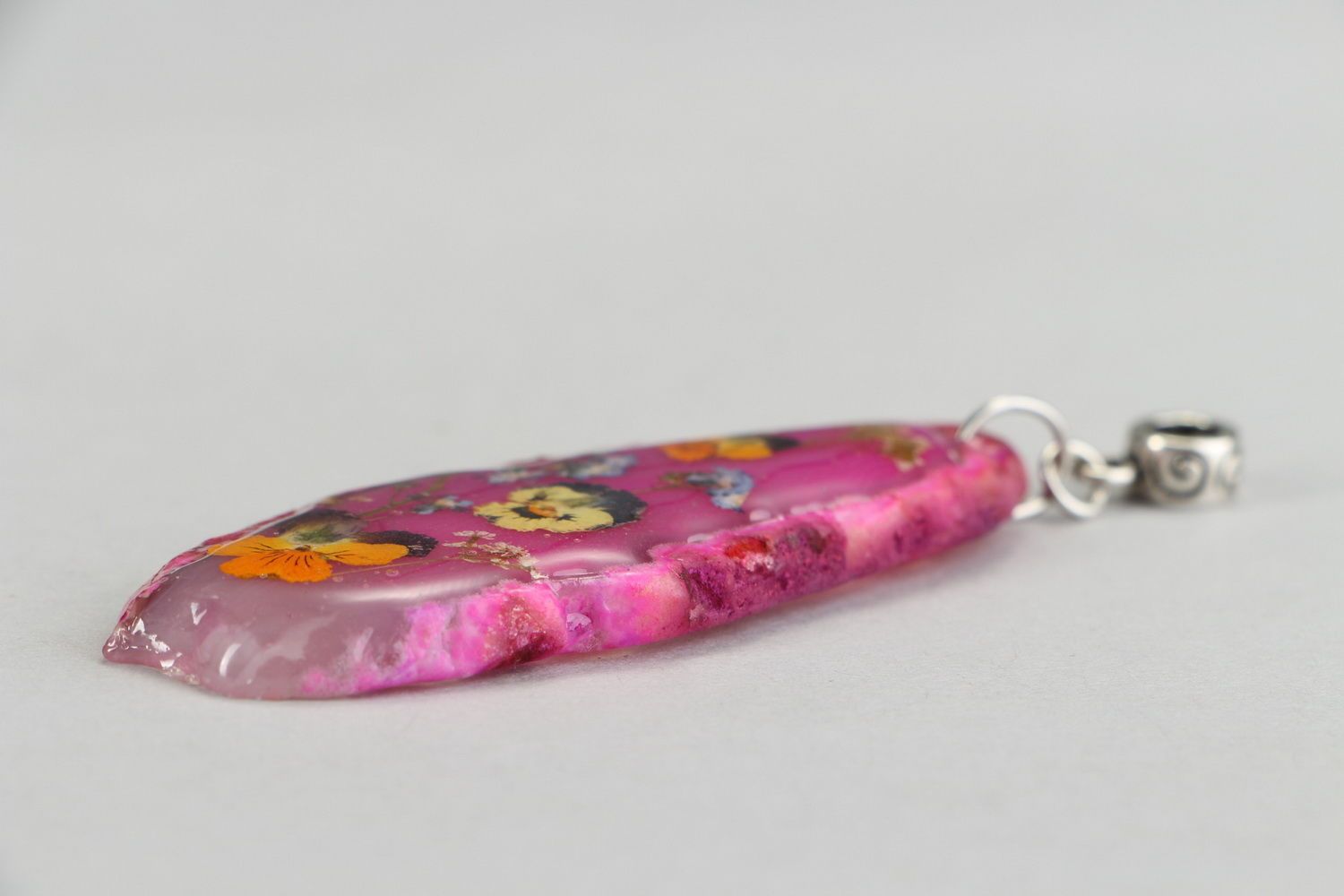 Pendant with natural flowers coated with epoxy Agate and pansies photo 4