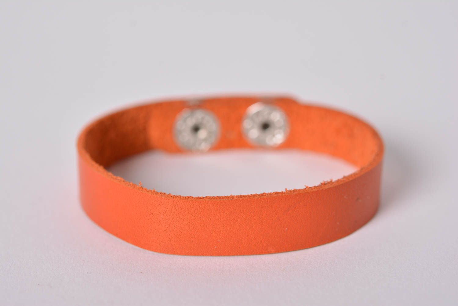 Оранжевый браслет на руку хенд мейд кожаный браслет на кнопке украшение из кожи фото 1