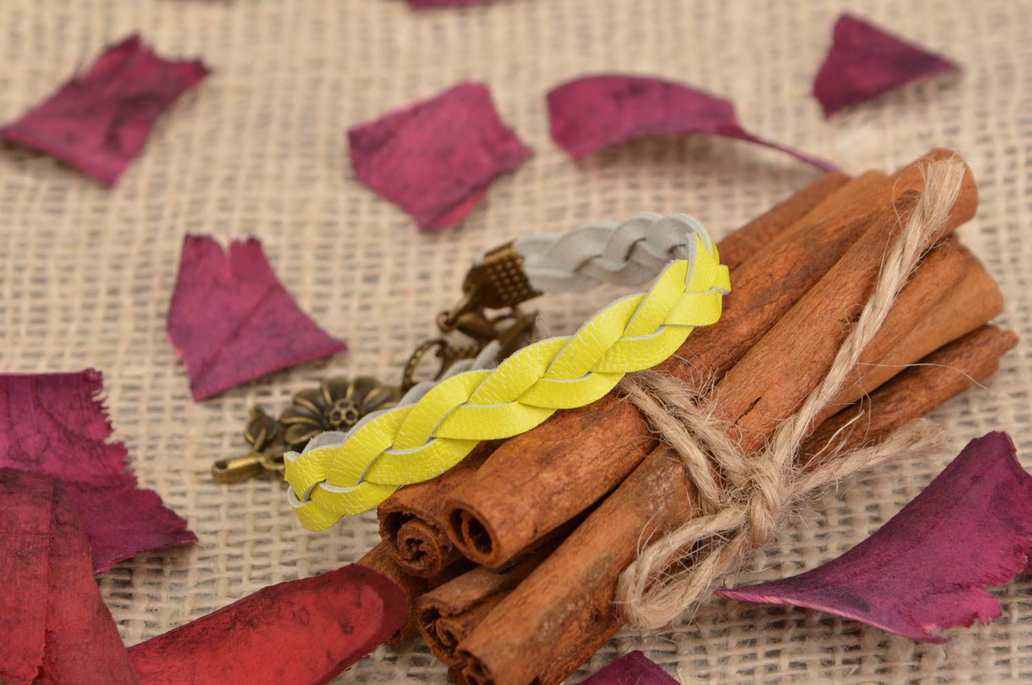 Pulsera de cuero natural artesanal con forma de trenza de color amarillo foto 1