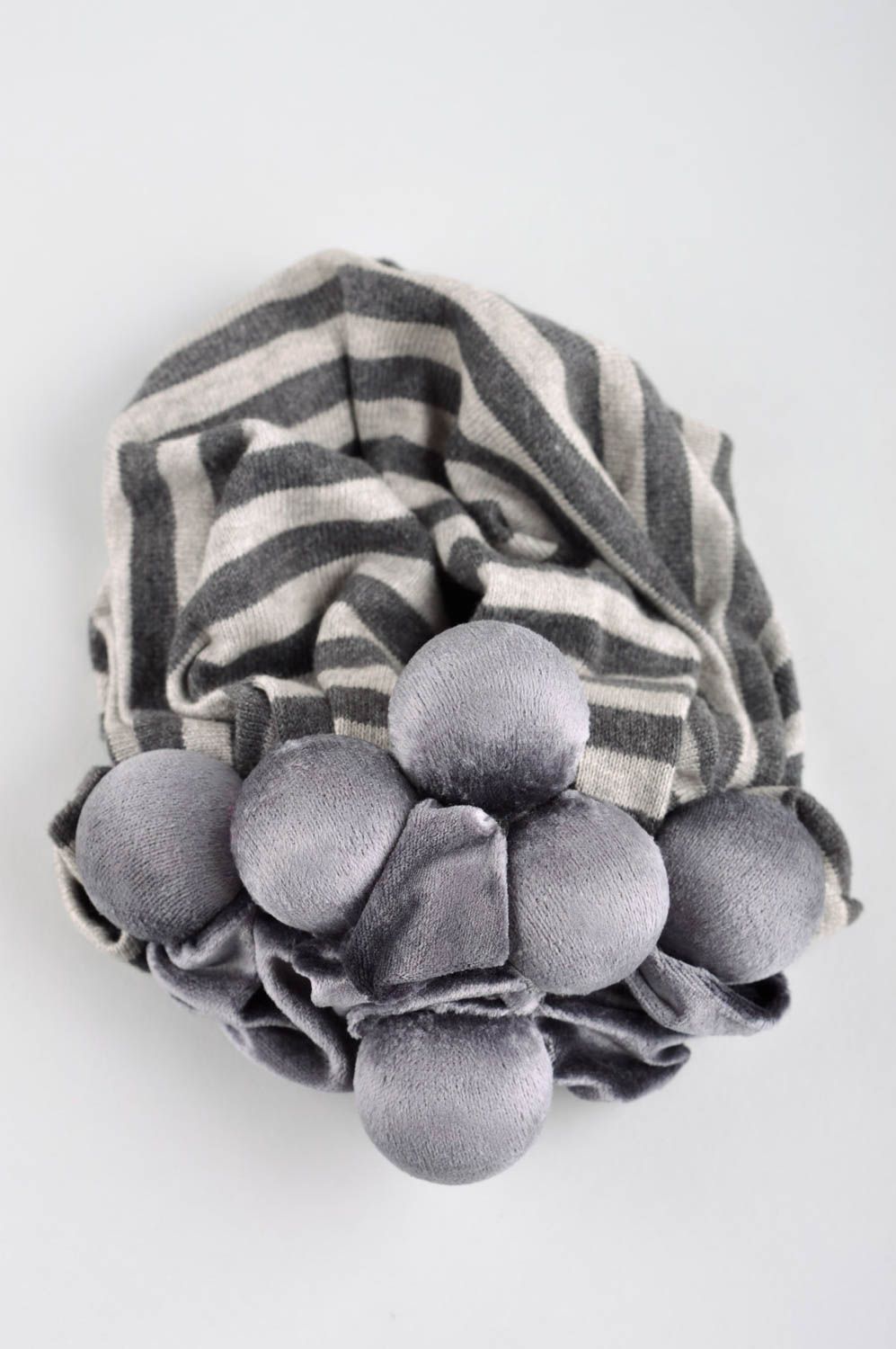 Warme Mütze für Frauen handmade modisches Accessoire Mütze aus Stoff in Grau foto 4