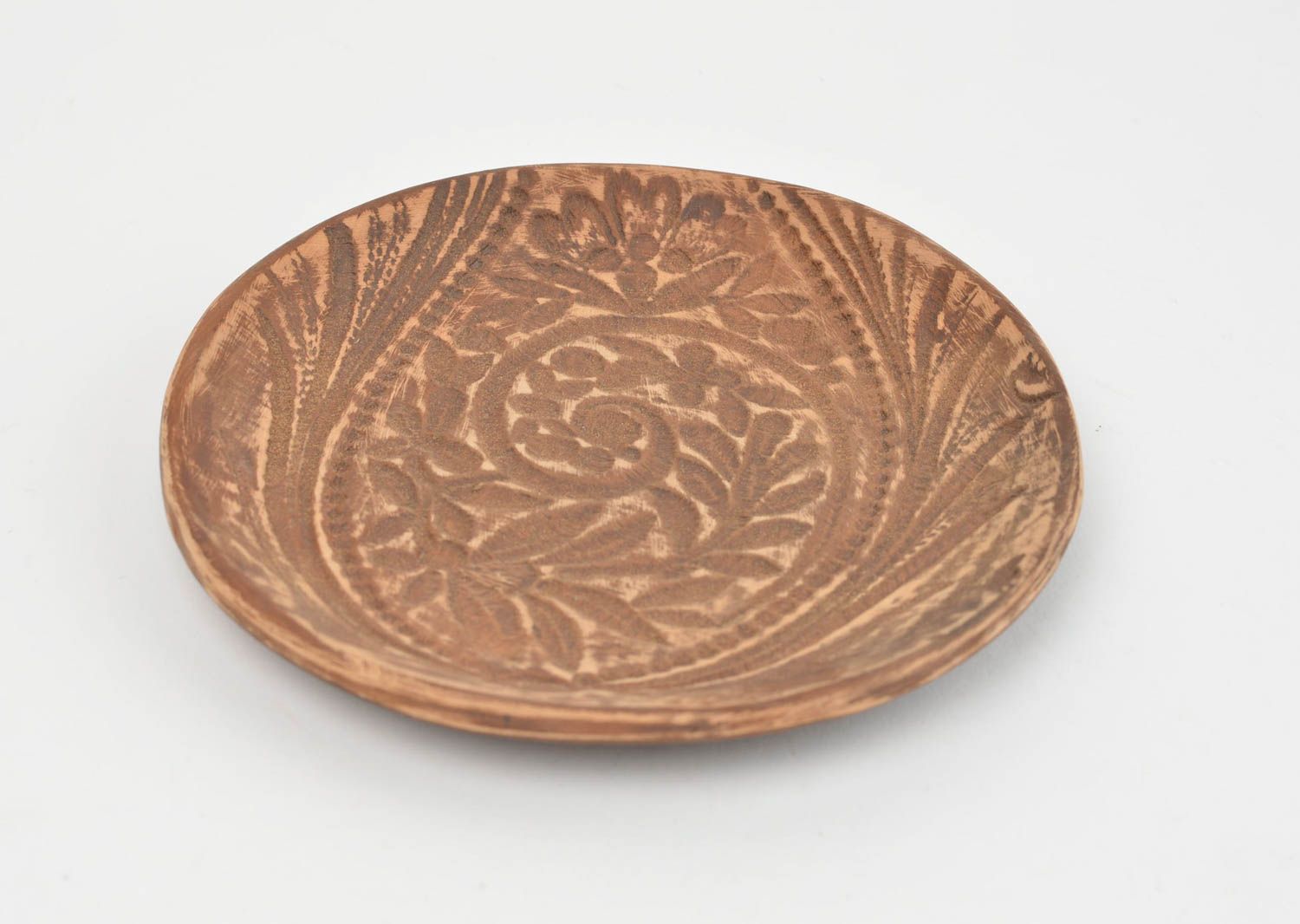 Schöner origineller brauner Unterteller handmade aus Ton mit Pflanzenornament  foto 1