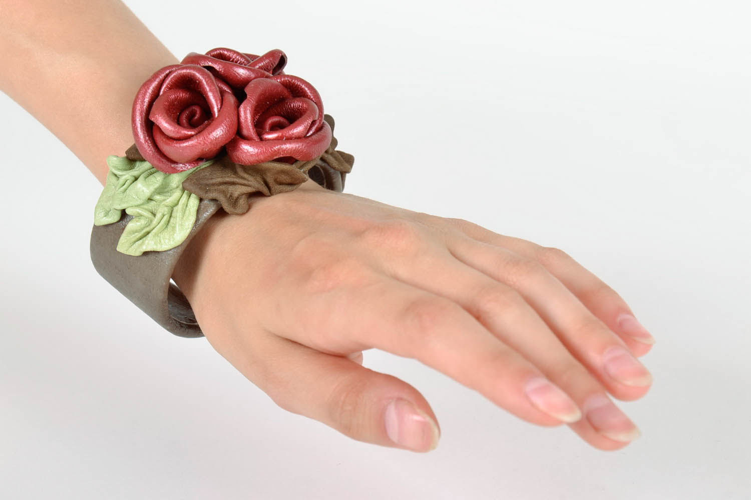 Bracciale in cuoio con fiori fatto a mano accessorio originale da donna foto 5