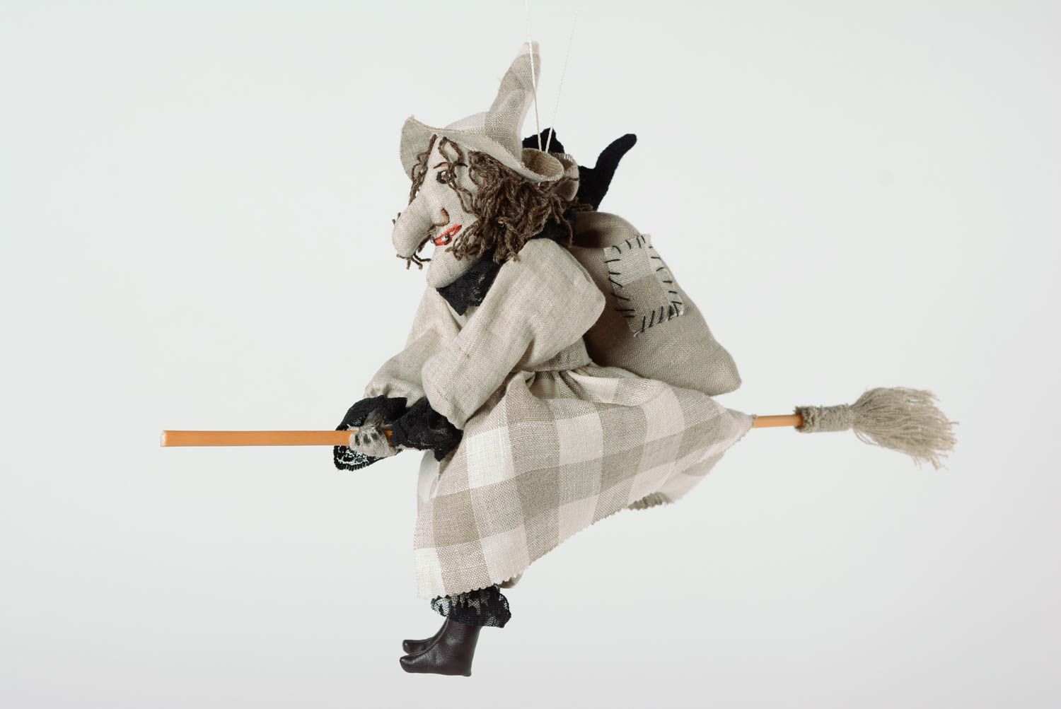 Petite poupée en tissu grise faite main Sorcière sur un balai avec chat  photo 1