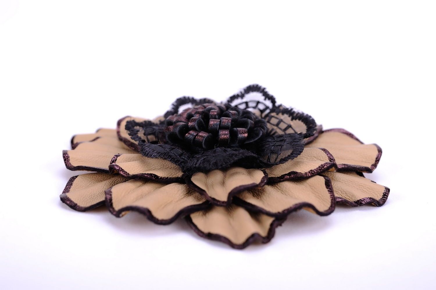 Leather flower brooch photo 1