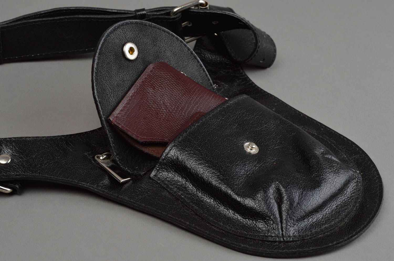 Kleine bequeme stilvolle schwarze Gürtel Tasche aus Leder modisch handgemacht foto 1