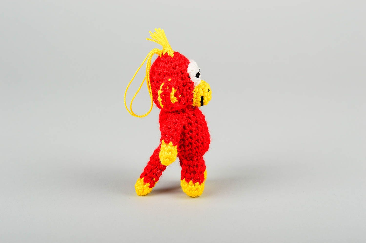 Llavero hecho a mano juguete de peluche tejido accesorio para llaves Mono rojo  foto 3