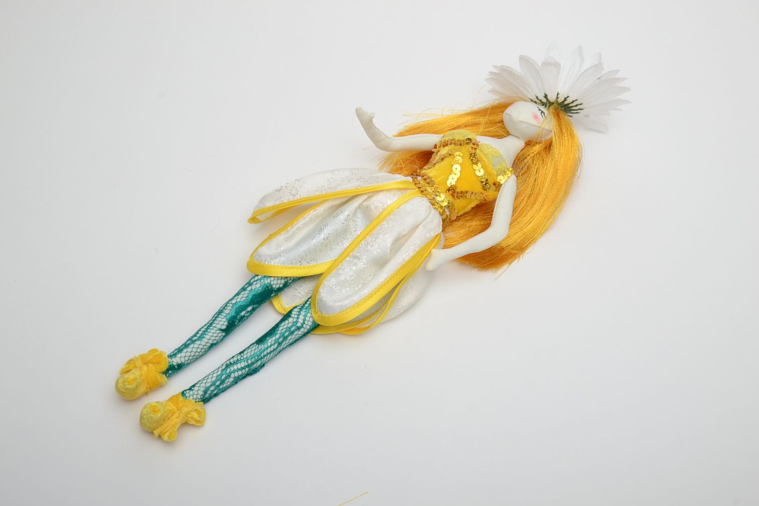 Muñeca de tela con pelo amarillo Manzanilla foto 2