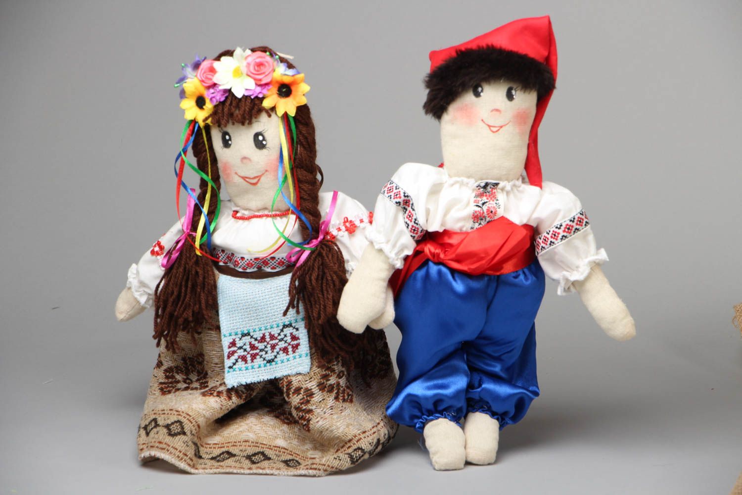 Дизайнерские игрушки из ткани в украинских костюмах фото 1