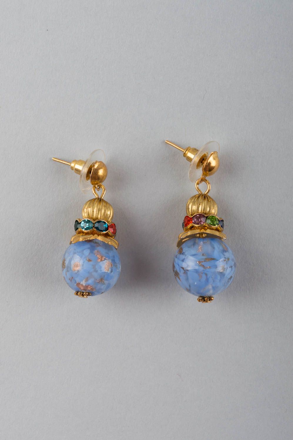 Kleine elegante blaue handgemachte Ohrringe mit Anhängern Glas und Messing foto 2