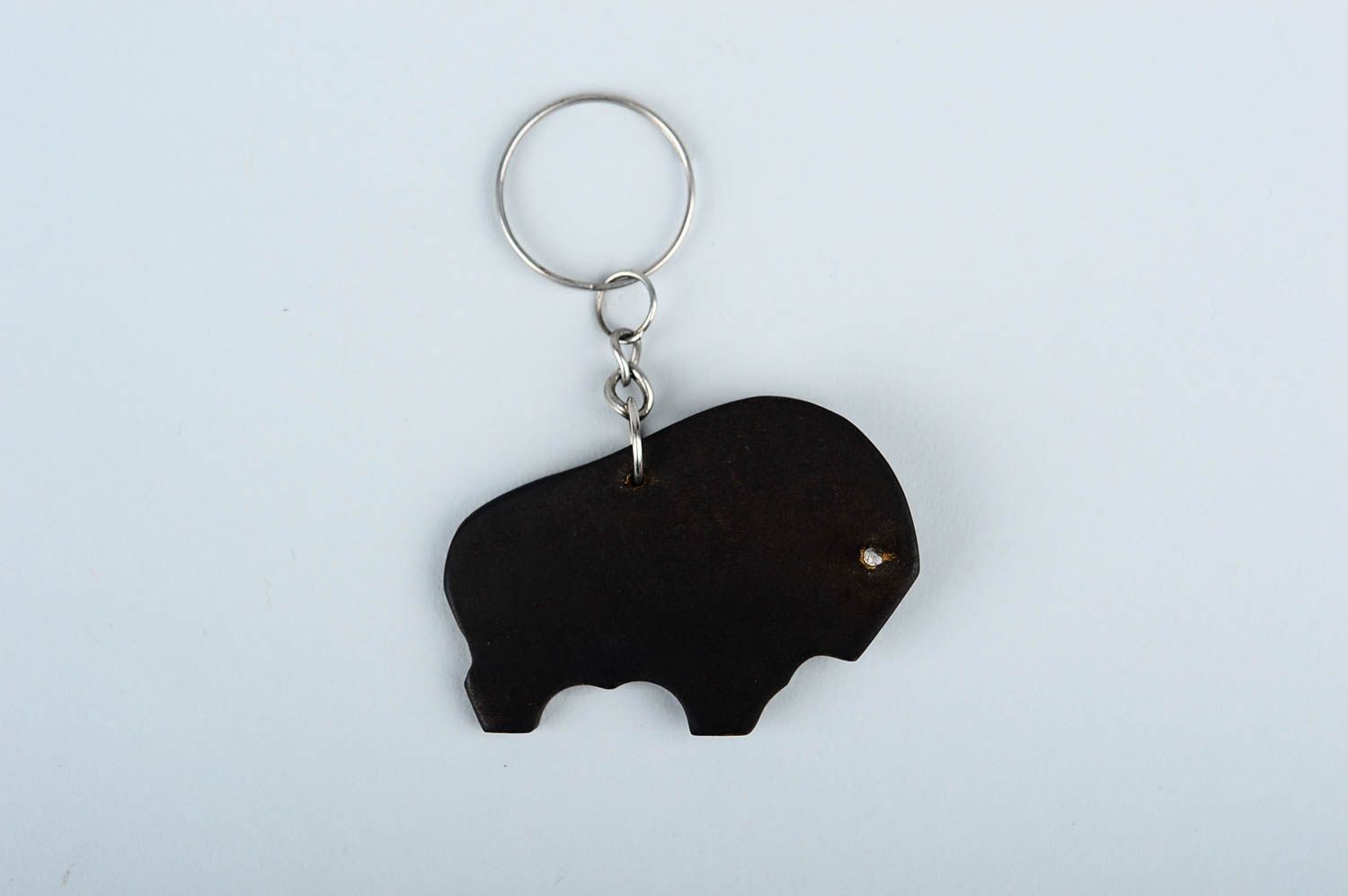 Брелок для ключей сувенир ручной работы брелок из дерева в виде черного быка фото 3