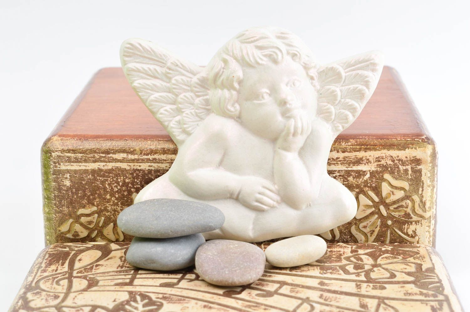 Оригинальный подарок ручной работы сувенир из гипса фигурка ангела в облаках фото 1