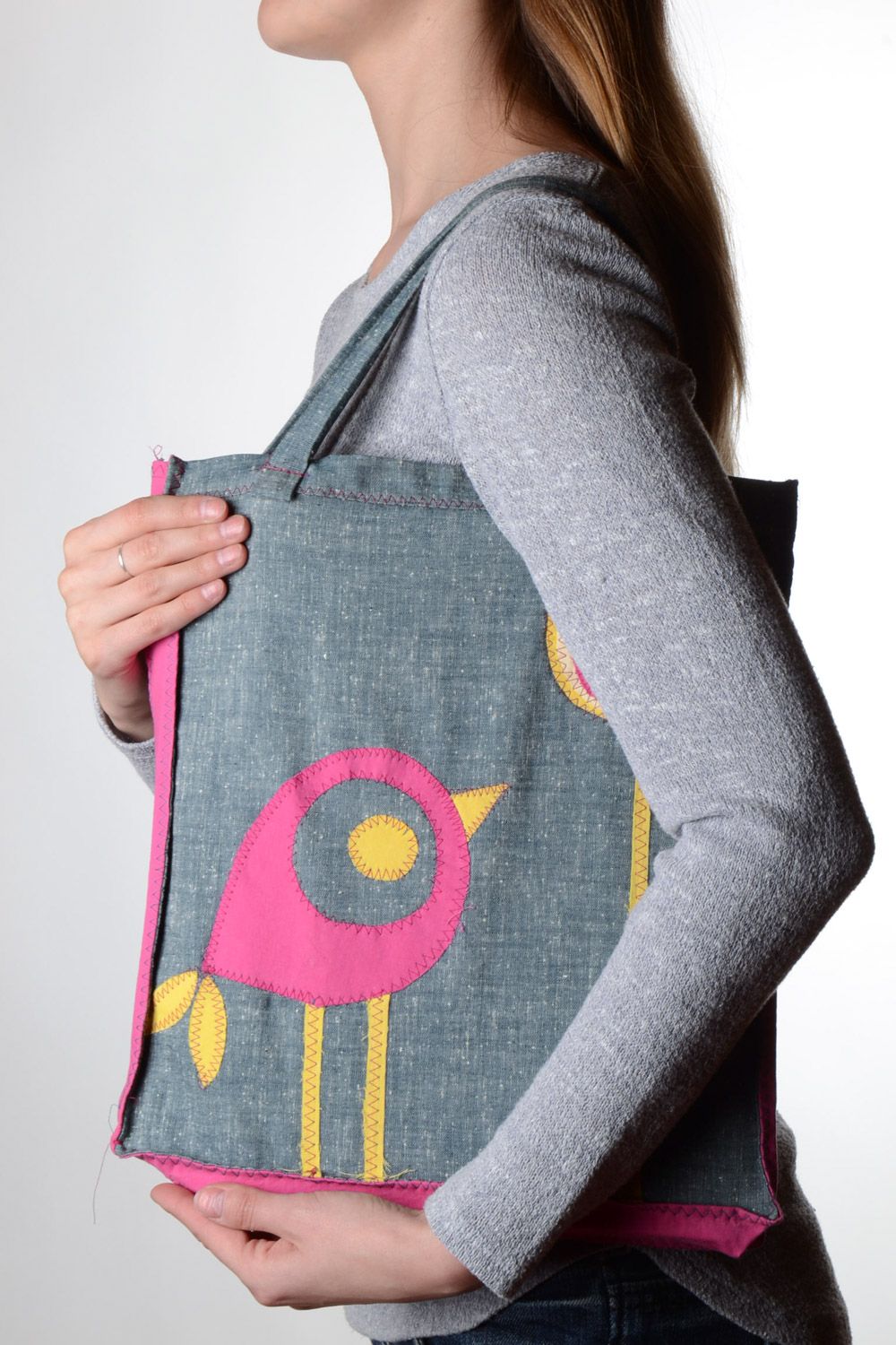 Женская сумка ручной работы из ткани с аппликацией большая серая с птичкой фото 1
