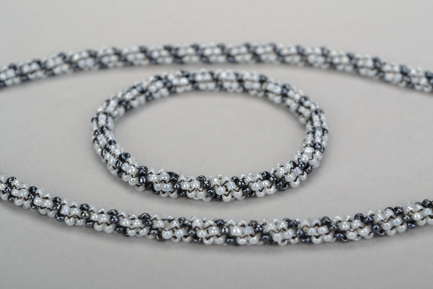 Set de bijoux de perles de rocaille grises et noires photo 4