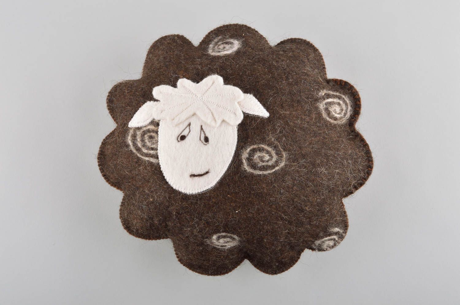 Подушка на диван подарок ручной работы декоративная подушка овечка из шерсти фото 2