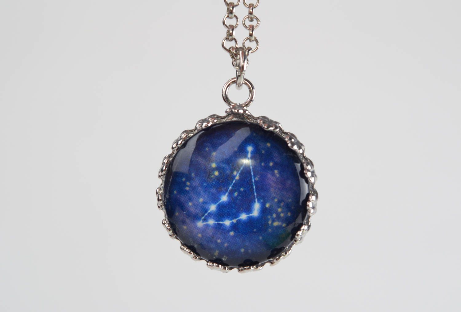 Colgante de vidrio con signo zodiacal de Tauro con cadena larga azul artesanal
 foto 4