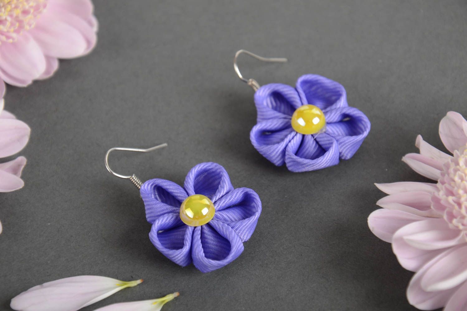 Handgemachte Ohrringe aus Bändern in Form von Blumen lila in Kanzashi Technik foto 1