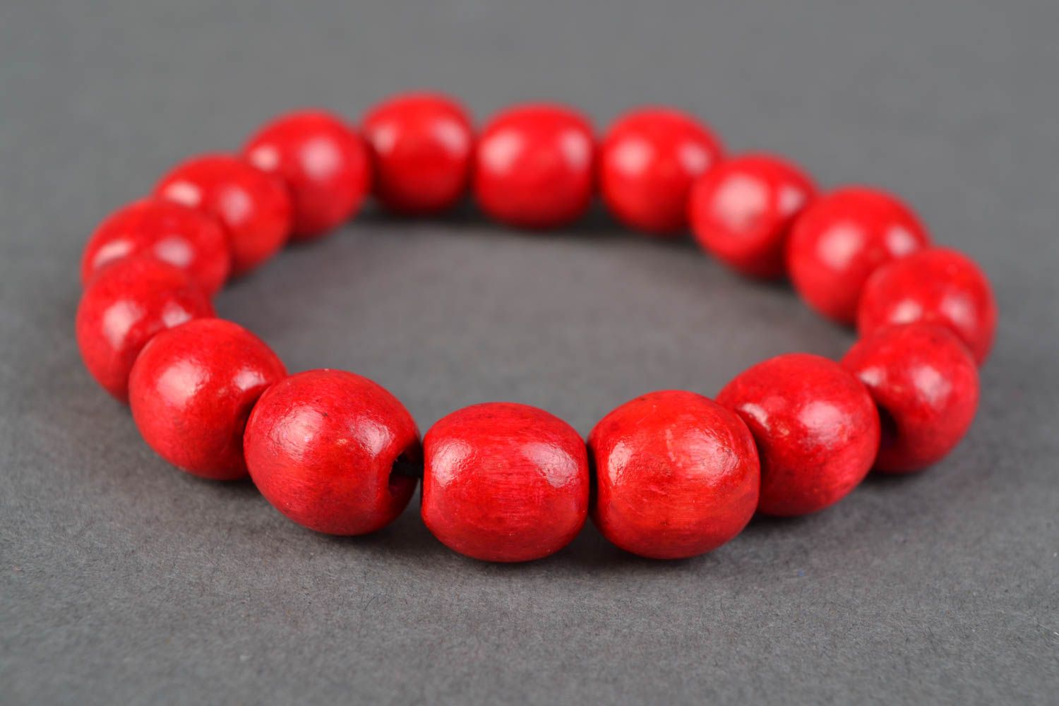 Red wooden bracelet with elastic band photo 1