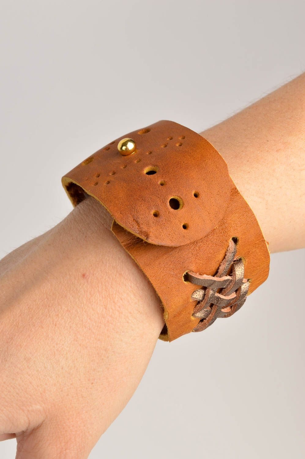 Bracelet fantaisie Bijou fait main cuir marron avec tressage Cadeau original photo 2