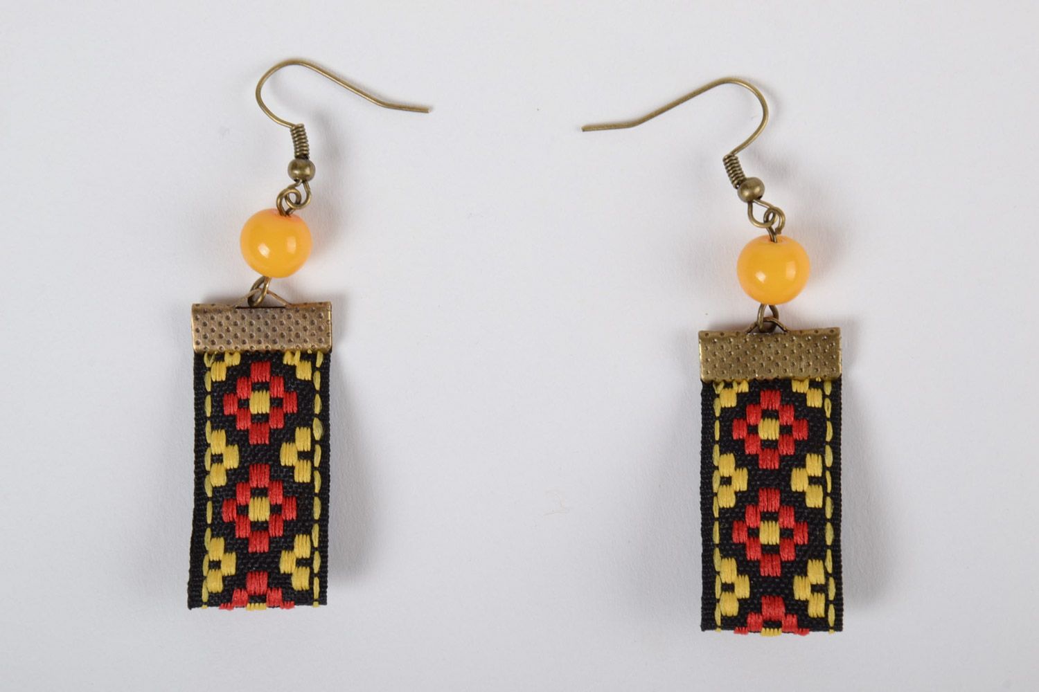 Pendientes de tela de ribete con bordado étnico hechos a mano de mujer estilosos foto 4
