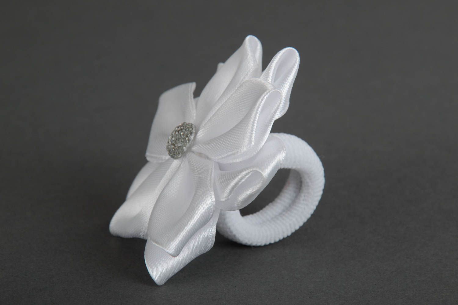 Elastico bianco con fiore per capelli fatto a mano elastico di nastro di raso
 foto 3