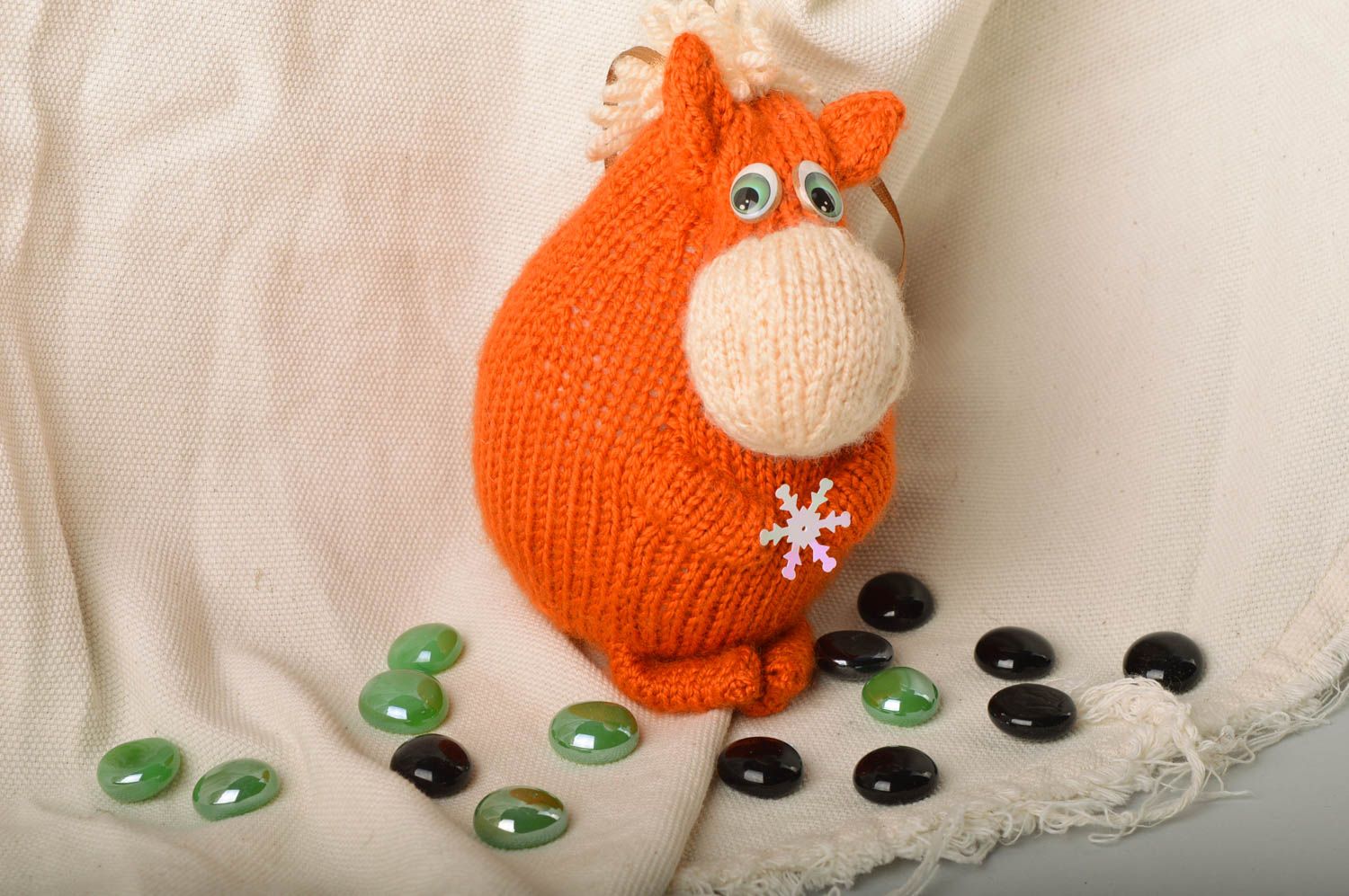 Jouet tricoté en coton et acrylique fait main à suspendre petit Vache orange photo 1