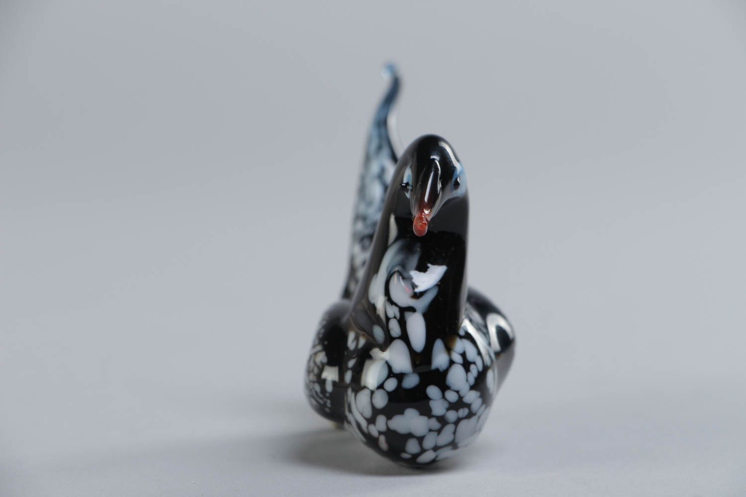 Figura de vidrio artesanal con forma de pato negro en miniatura en la técnica de lampwork  foto 4