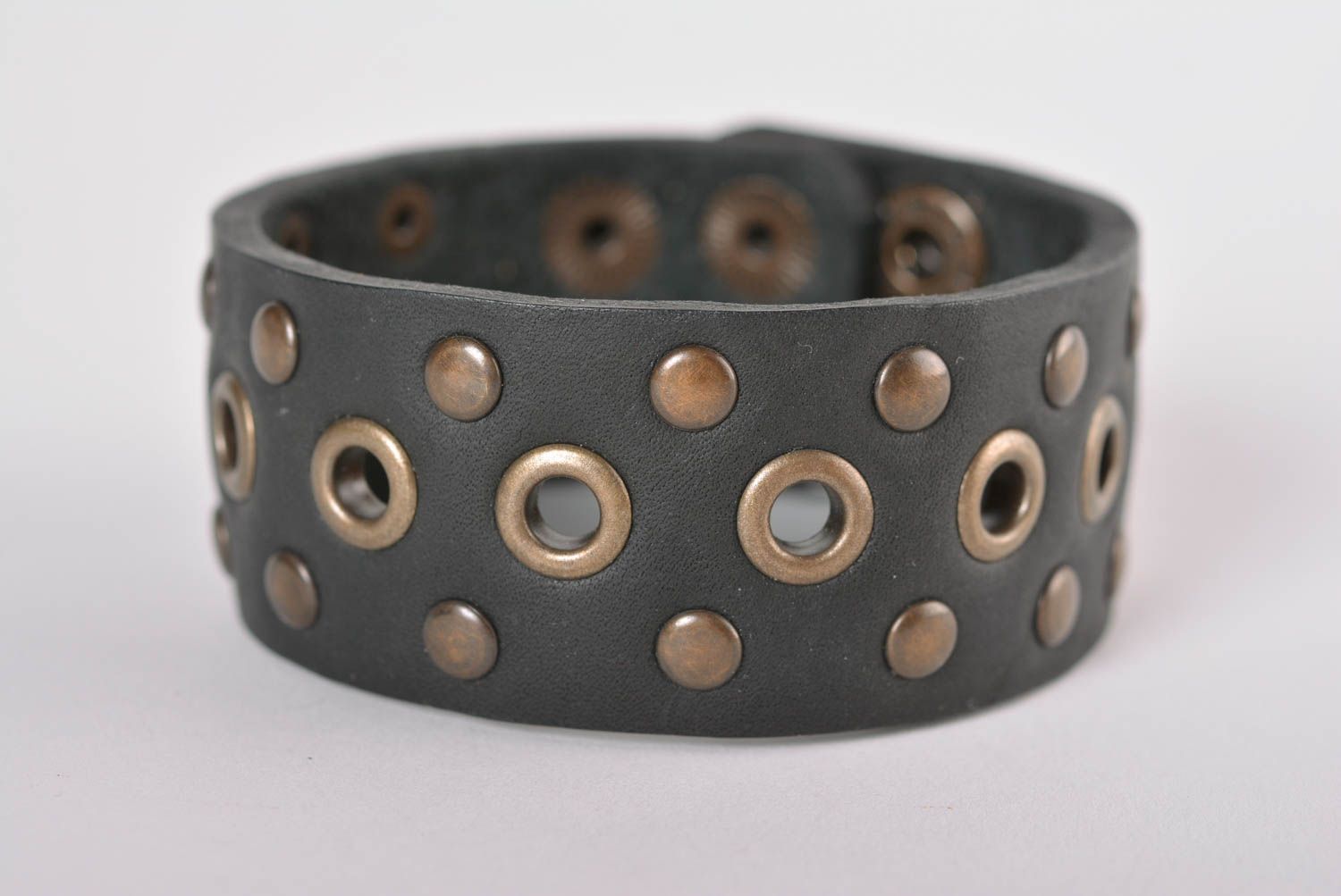 Bracelet en cuir large noir Bijoux fait main originaux Accessoire pour femme photo 1